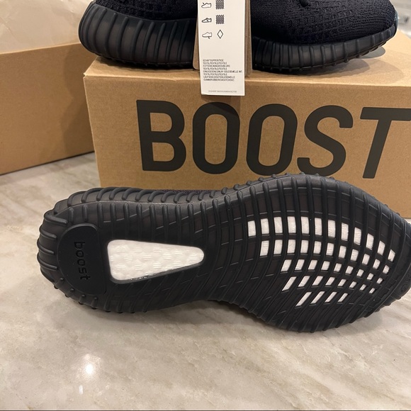Yeezy Boost 350 V2 Onyx - Picture 6 of 13